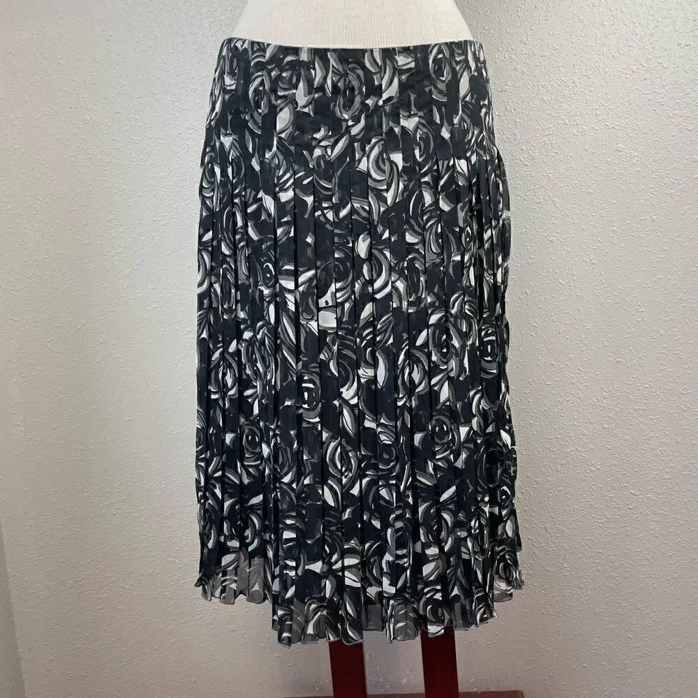 Liz Claiborne Pleated Skirt Size 8 EUC